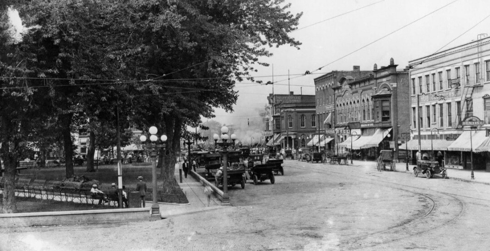 North side of Oskaloosa, Iowa, square, c.a. 1918