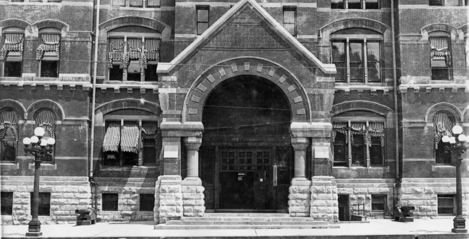 A close-up of the entrance of the Mahaska County Courthouse pre-renovation.