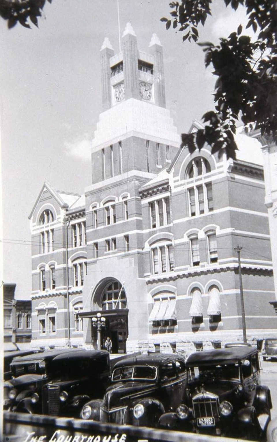 The Mahaska County Courthouse and 1930s vehicles parked outside of it after its 1934 renovations.