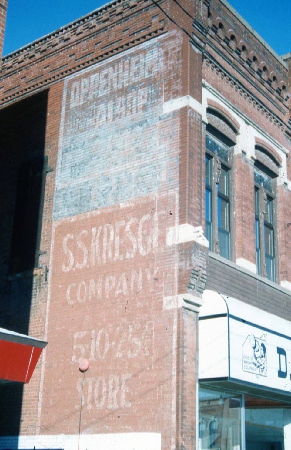 Signage of the Frankel Buildings prior business residents, Oppenheimer-Alsop enterprise and S.S. Kresge Company.