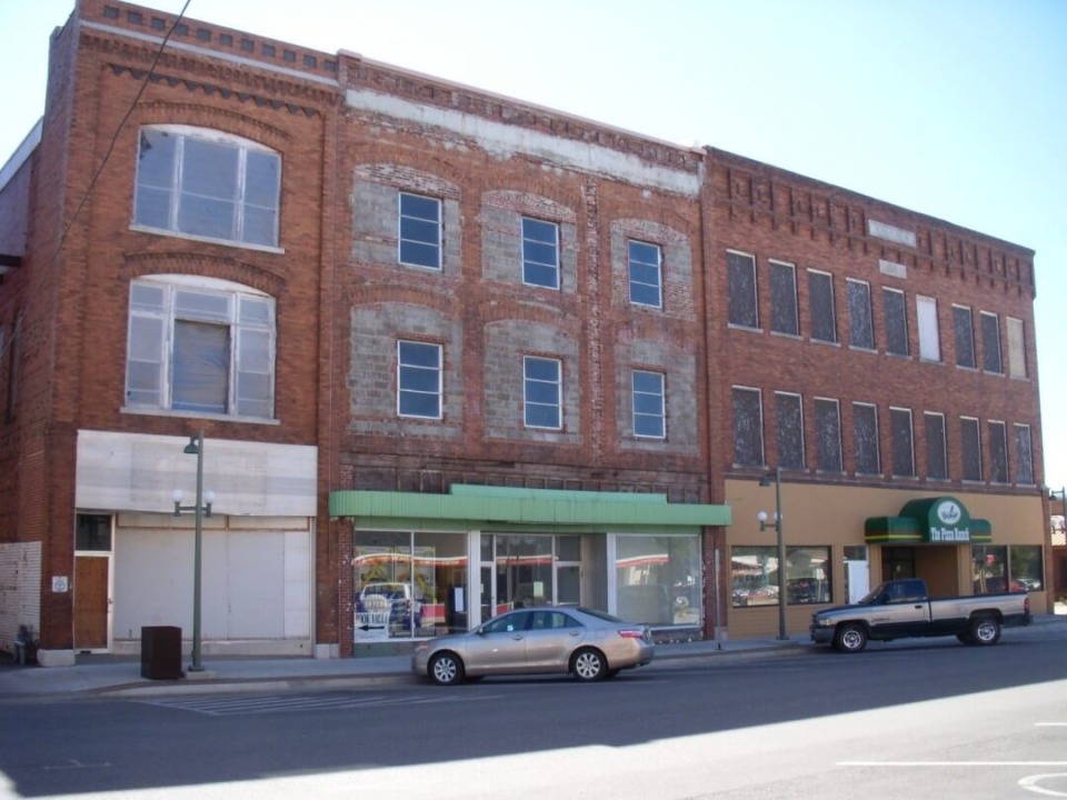The Malcolm Building in 2009 in Oskaloosa, Iowa.