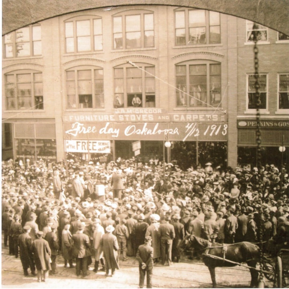 Free Day store in the McGregor Building in Oskaloosa, Iowa, in 1913